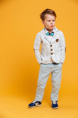 Küçük çocuk çocuk izole ayakta düşünüyorum ciddi