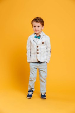 Küçük çocuk çocuk konsantre