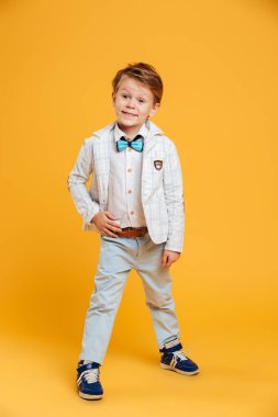 Gülümseyen küçük çocuk çocuk heyecanlı