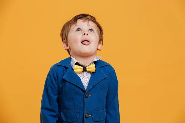 Маленький мальчик стоял изолированный над желтым — стоковое фото
