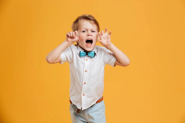 Chico gritando emocionalmente intenta asustarte. . —  Fotos de Stock