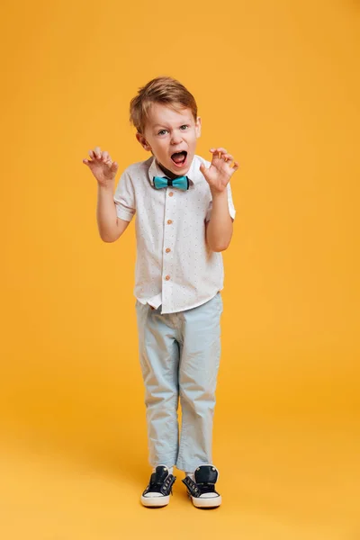 Эмоциональные крики маленького мальчика — стоковое фото