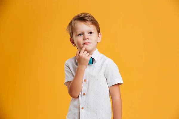 Liten pojke barn ständiga isolerade över gul — Stockfoto