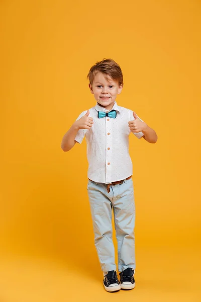 Little boy child standing isolated showing thumbs up. — Stock Photo, Image