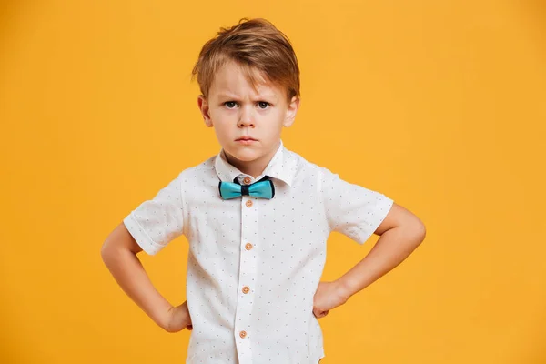 Wütender kleiner Junge steht isoliert da — Stockfoto