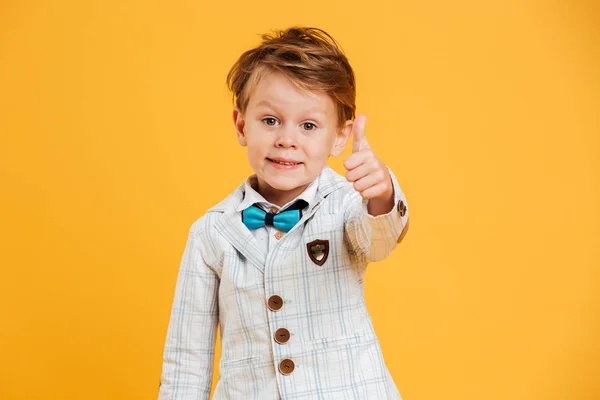 Menino feliz criança mostrando polegares para cima . — Fotografia de Stock