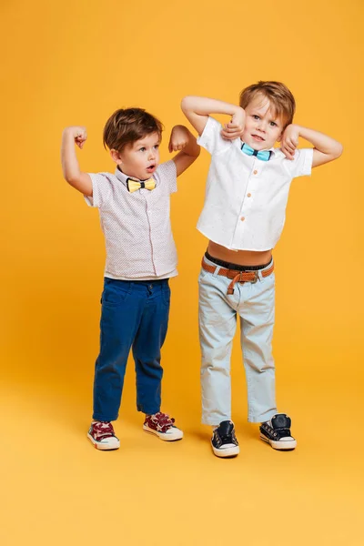 Lustige kleine Kinder Brüder stehen isoliert — Stockfoto