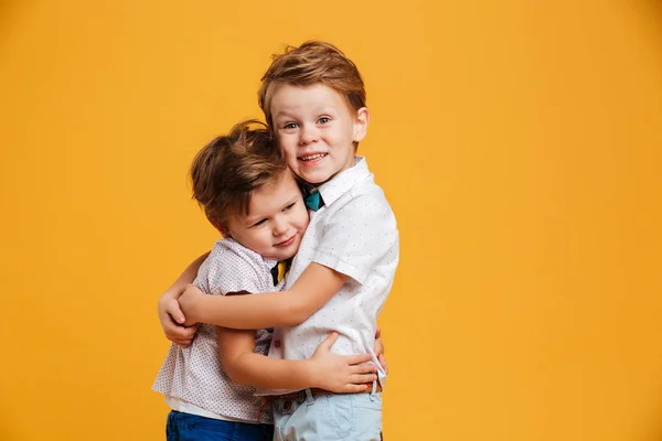 Glada små barn bröderna isolerade — Stockfoto