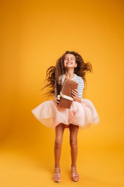 Hediye sürpriz kutusu tutarak heyecanlı duygusal kız çocuk.