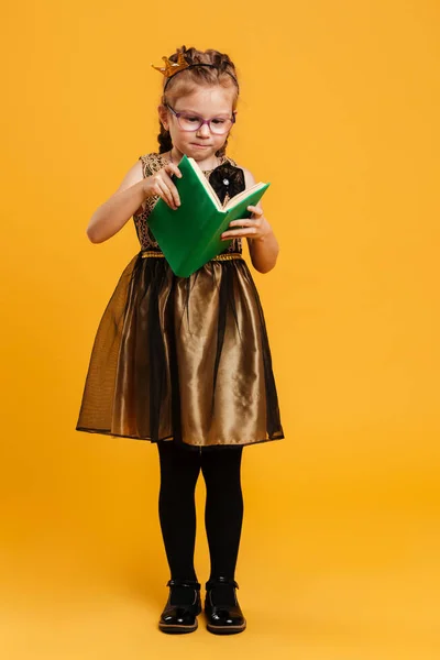 Όμορφο κορίτσι παιδί φορώντας πριγκίπισσα στέμμα ανάγνωση βιβλίων. — Φωτογραφία Αρχείου