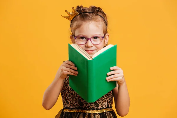 Симпатичная девочка с книгой для чтения принцессы . — стоковое фото