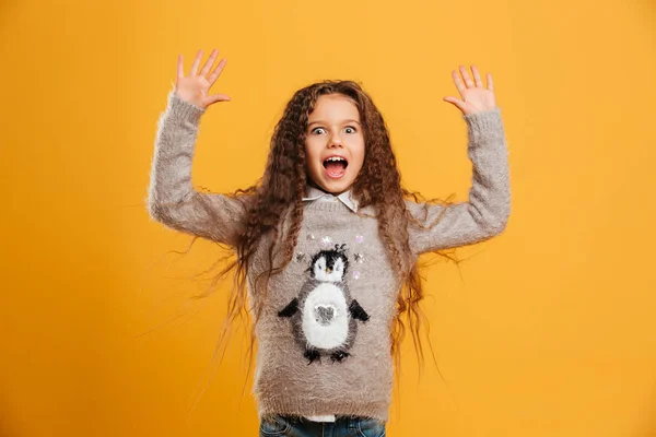 Opgewonden klein meisje kind staande geïsoleerd — Stockfoto