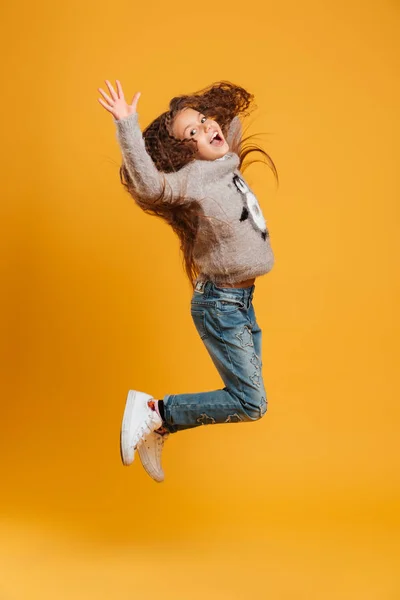 Podekscytowany szczęśliwy małe dziecko dziewczynka skoki — Zdjęcie stockowe