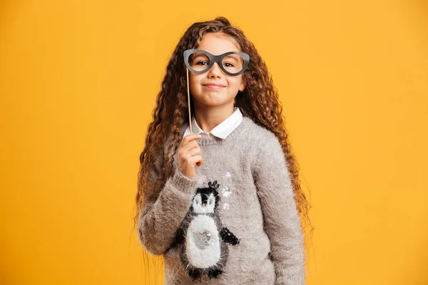 Συναισθηματική μικρό παιδί κορίτσι κρατώντας ψεύτικες γυαλιά — Φωτογραφία Αρχείου