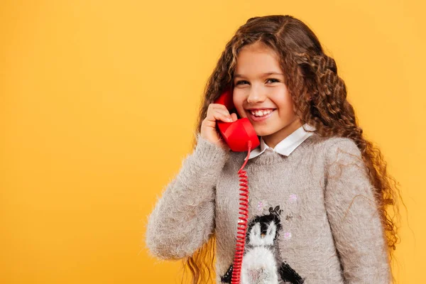 Menina feliz criança falando pelo telefone retro vermelho — Fotografia de Stock