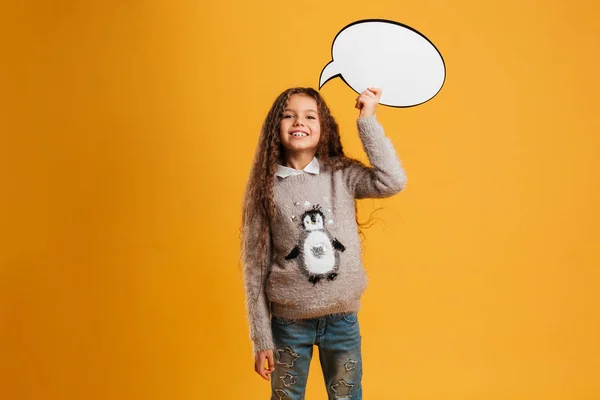 Χαρούμενο μικρό παιδί κορίτσι εκμετάλλευση συννεφάκι ομιλίας. Κάμερα που αναζητούν. — Φωτογραφία Αρχείου
