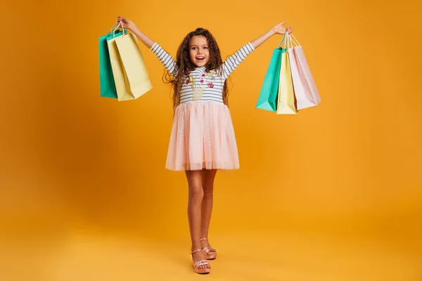 Веселая девочка с сумками для покупок . — стоковое фото