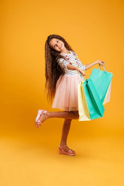 Ragazza allegra bambino tenendo borse della spesa . — Foto Stock