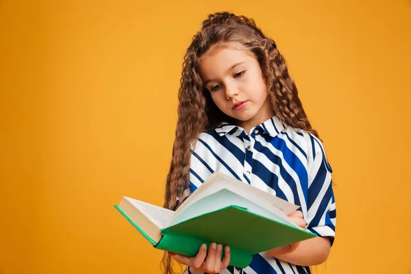 Συμπυκνωμένο μικρό παιδί κορίτσι ανάγνωση του βιβλίου. — Φωτογραφία Αρχείου