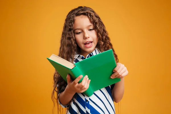 Kleines Mädchen Kind liest Buch. — Stockfoto