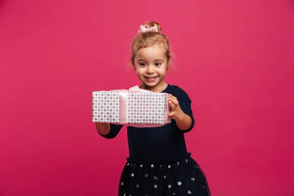 Imagem de menina loira sorrindo segurando caixa de presente — Fotografia de Stock