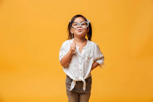 Grappig klein meisje kind houdt van nep bril. — Stockfoto