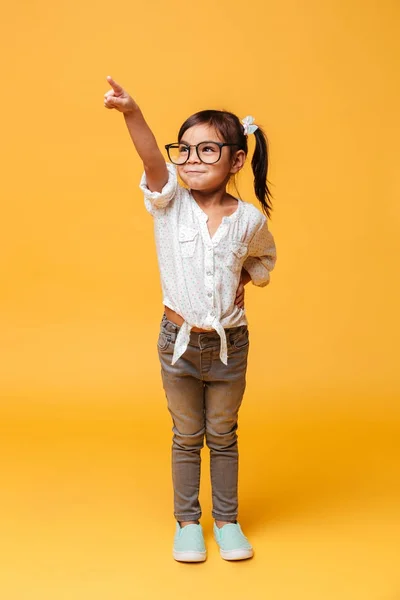 Happy enthousiast klein meisje kind wijzen. — Stockfoto