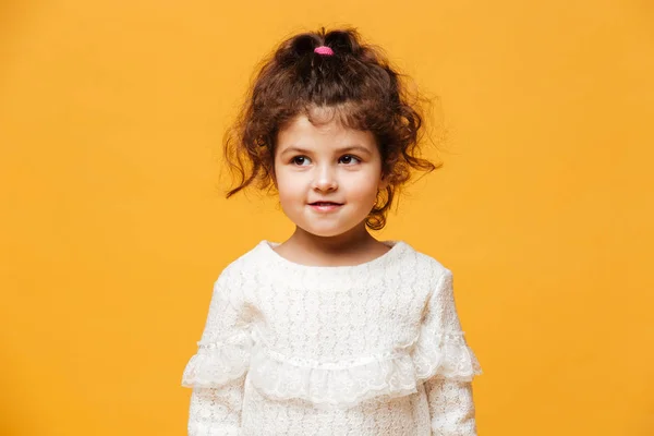 Bonito menina criança de pé isolado — Fotografia de Stock