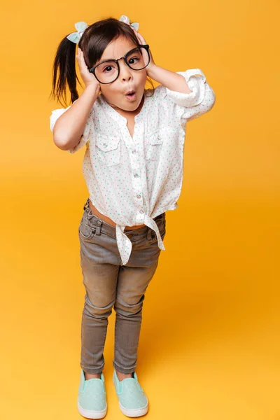 Niña impactada niña usando gafas — Foto de Stock