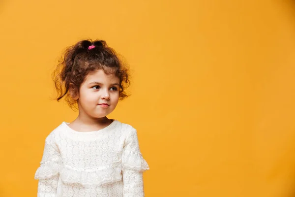 Niedliches kleines Mädchen, das isoliert steht — Stockfoto