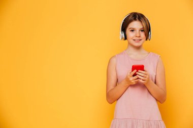 Hanımlar smartphoe izole kamera seyir ve kulaklık ile gülümseyen