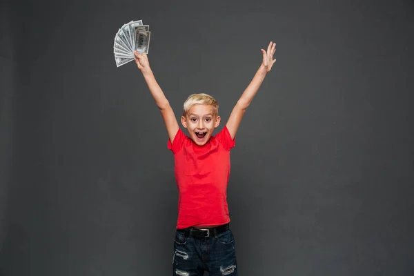 Immagine Urlare Sorpresi Bambino Bambino Piedi Isolato Sfondo Grigio Guardando — Foto Stock