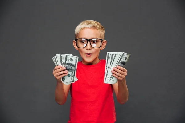 Bild Eines Schreienden Kleinen Jungen Der Isoliert Vor Grauem Hintergrund — Stockfoto