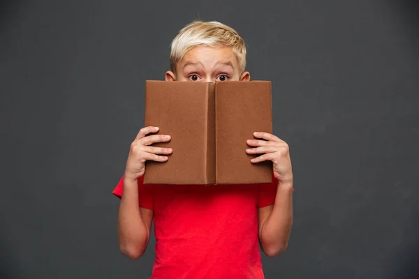 Foto Eines Kleinen Jungen Der Isoliert Vor Grauem Hintergrund Steht — Stockfoto