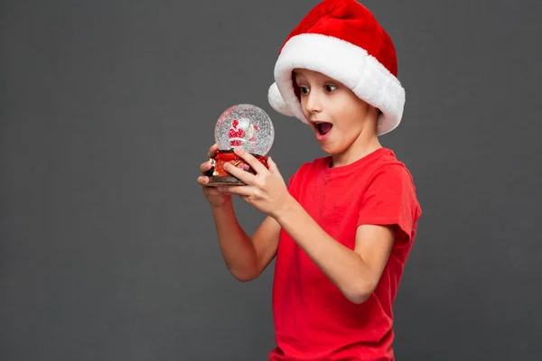 Zdjęcie Zaskoczony Mały Chłopiec Dziecko Sobie Boże Narodzenie Santa Hat — Zdjęcie stockowe
