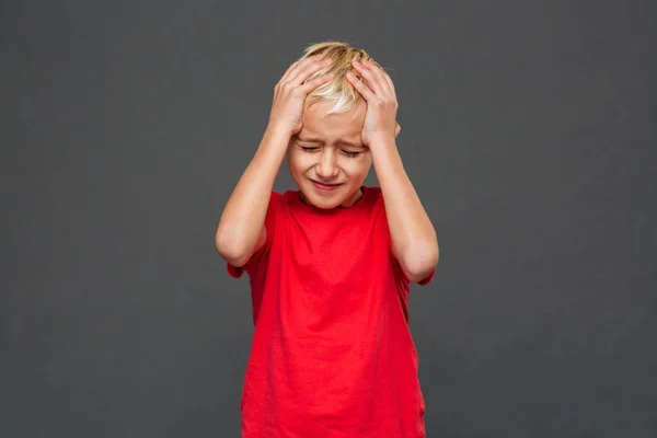 Foto Niño Triste Con Dolor Cabeza Pie Aislado Sobre Fondo — Foto de Stock