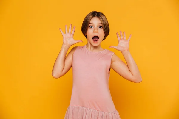 Retrato de chica sorprendida mirando cámara y gesto aislado —  Fotos de Stock