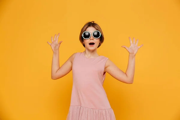 Verrast meisje met opgeheven handen op zoek camera — Stockfoto