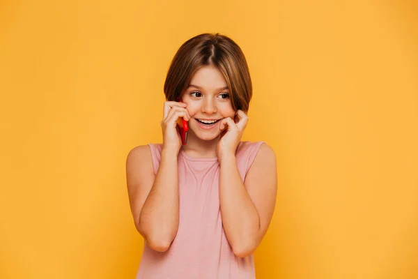 Весела маленька леді говорить по телефону ізольовано — стокове фото