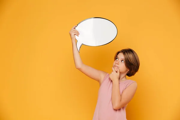 Ragazza seria riflessivo tenendo discorso bolla sopra la testa isolato — Foto Stock