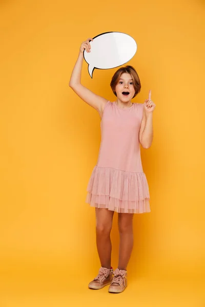 Full-length schot van gelukkig vertrouwen meisje houdt toespraak bubble en heb een idee — Stockfoto