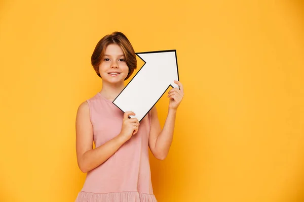 Menina bonito alegre segurando seta esquerda e olhando câmera — Fotografia de Stock