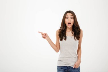 Cep boşaltmak üzerinde işaret in kol ile esmer kadın şok