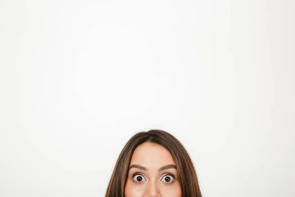Halva ansiktet av förvånad brunett kvinna tittar på kameran — Stockfoto
