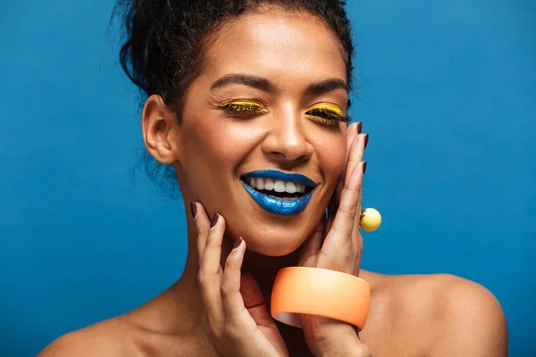 Módní obrázek úsměvu mulat žena s barevný make-up a — Stock fotografie