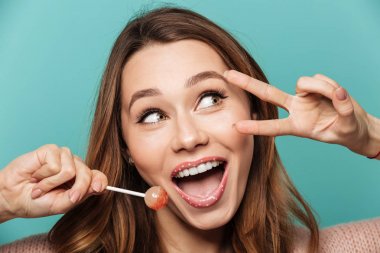 Mutlu bir kahverengi saçlı kadın Güzellik Portresi