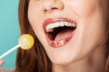 Mutlu bir kahverengi saçlı kadın Güzellik Portresi kadar kapatın