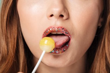 Seksi bir kahverengi saçlı kadın Güzellik Portresi kadar kapatın