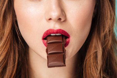 Güzel bir kahverengi saçlı kadın portresi kapatın