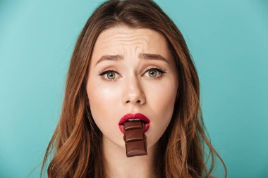 Üzücü bir kahverengi saçlı kadın portresi